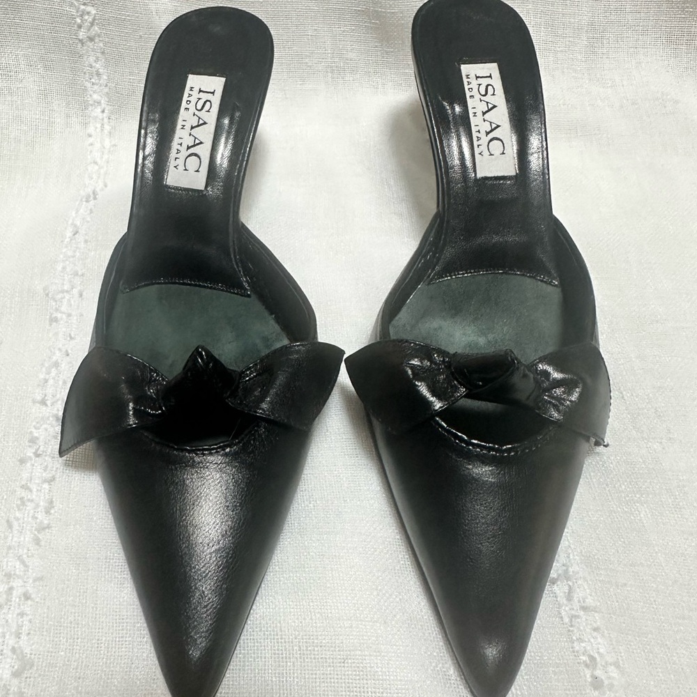 Isaac Mizrahi Black Pointed-Toe Kitten Heels with Bow detail Made in Italy - Picture 3 of 9